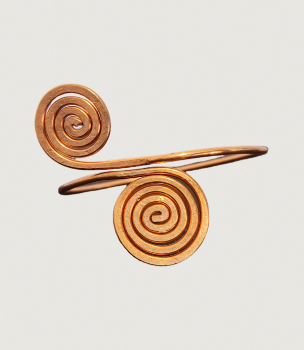 Brățară din cupru cu design spiralat