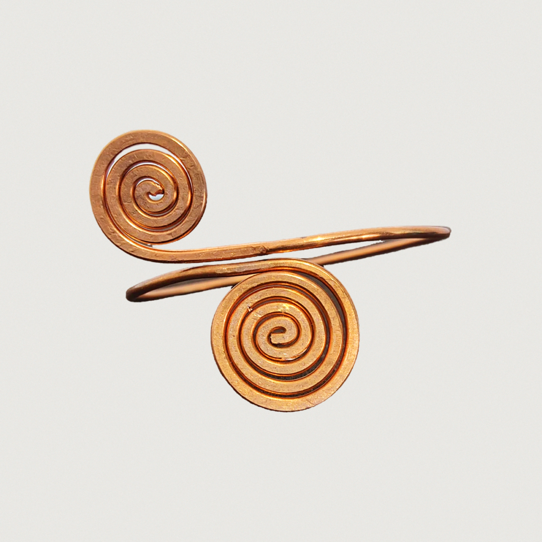 Brățară din cupru cu design spiralat